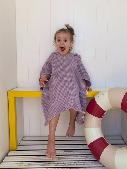 [Laura ma 4 lata, 108 cm wzrostu i nosi ponczo w rozmiarze 3-6 lat] waflowe ponczo kąpielowe dziecięce lniane lavender lawendowe dziecko dziewczynka