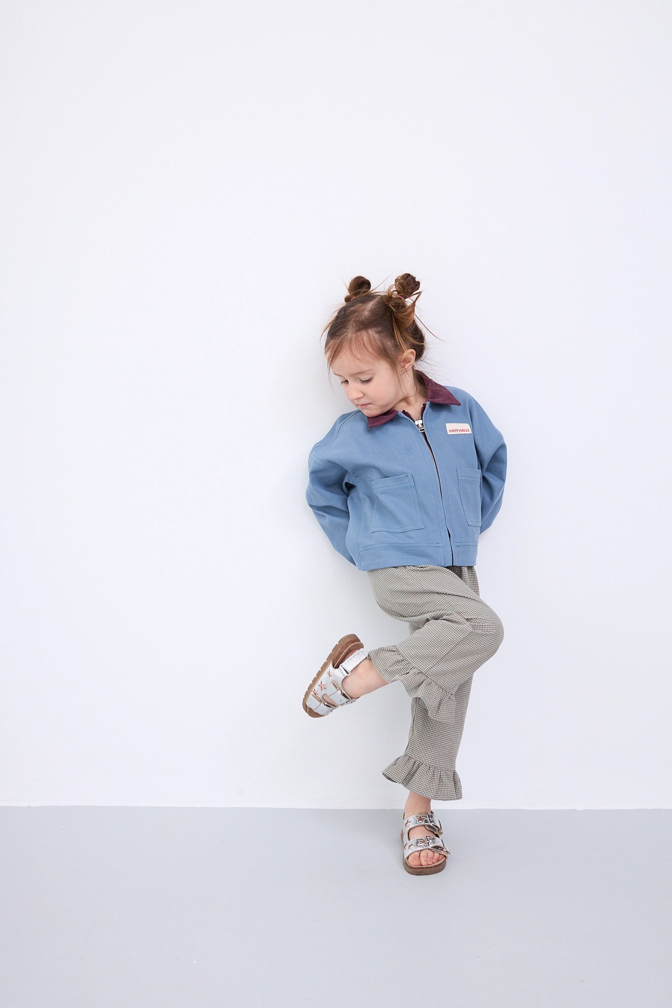 [Modelka ma 100 cm wzrostu i ma na sobie rozmiar 2-3 lata] spodnie dziecięce w kratę z falbanką foggy brown brązowe vichy outfit katana niebieska