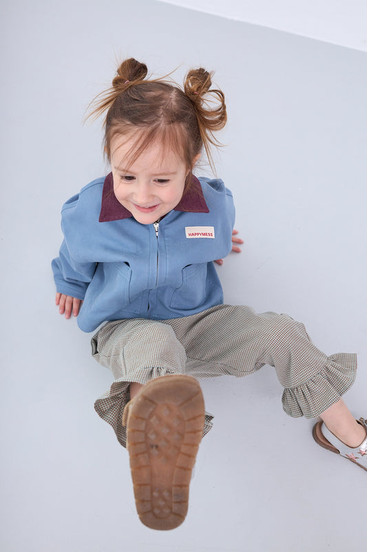 [Modelka ma 100 cm wzrostu i ma na sobie rozmiar 2-3 lata] spodnie dziecięce w kratę z falbanką foggy brown brązowe vichy outfit katana niebieska stylizacja