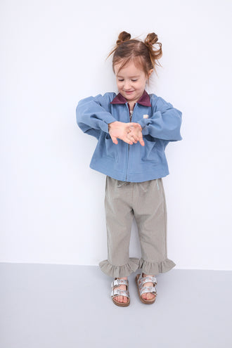 [Modelka ma 100 cm wzrostu i ma na sobie rozmiar 2-3 lata] spodnie dziecięce w kratę z falbanką foggy brown brązowe vichy outfit katana niebieska stylizacja dziecko