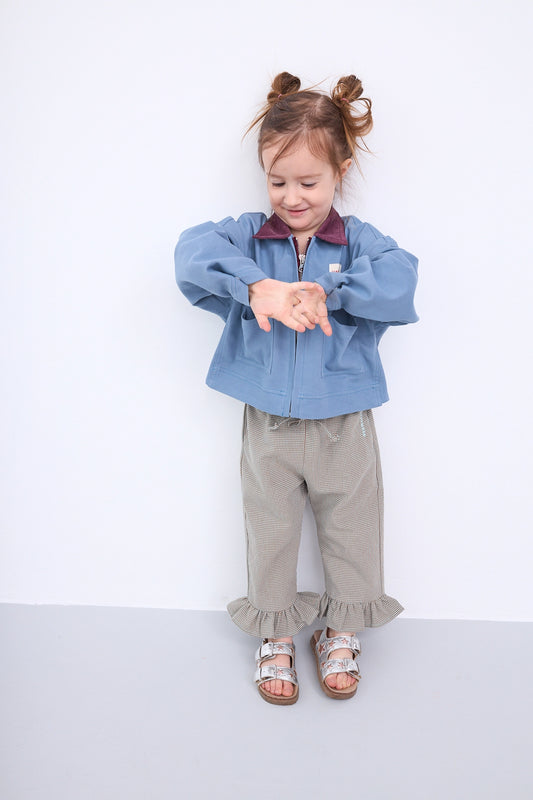 [Modelka ma 100 cm wzrostu i ma na sobie rozmiar 2-3 lata] spodnie dziecięce w kratę z falbanką foggy brown brązowe vichy outfit katana niebieska stylizacja dziecko