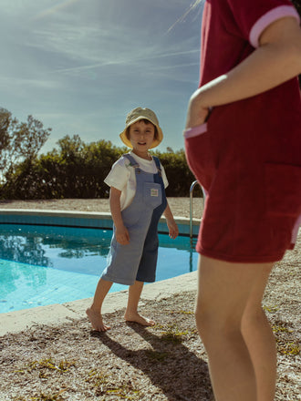 [Olivia ma 104 cm wzrostu i nosi ogrodniczki w rozmiarze 3-4 lata] dziecięce ogrodniczki niebieskie blue denim short dungaree kapelusz frotowy dziewczynka dziecko