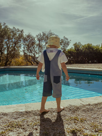 [Olivia ma 104 cm wzrostu i nosi ogrodniczki w rozmiarze 3-4 lata] dziecięce ogrodniczki niebieskie blue denim short dungaree kapelusz frotowy outfit