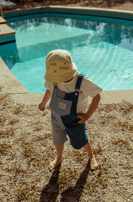 [Olivia ma 104 cm wzrostu i nosi ogrodniczki w rozmiarze 3-4 lata] dziecięce ogrodniczki niebieskie blue denim short dungaree stylizacja kapelusz frotowy