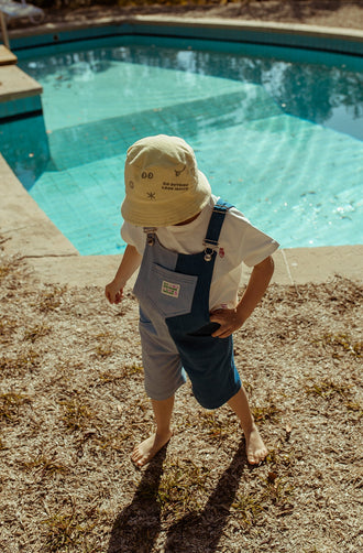 [Olivia ma 104 cm wzrostu i nosi ogrodniczki w rozmiarze 3-4 lata] dziecięce ogrodniczki niebieskie blue denim short dungaree stylizacja kapelusz frotowy