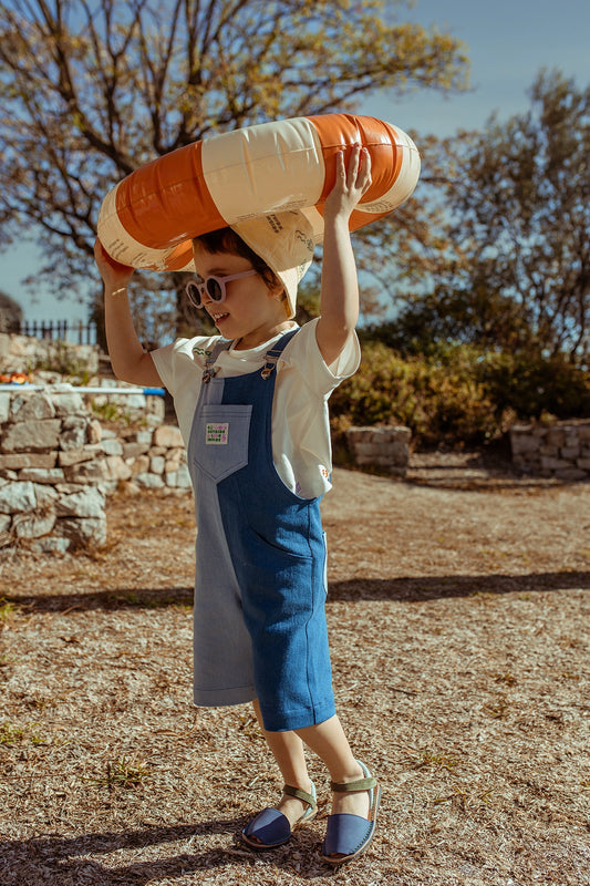 [Olivia ma 104 cm wzrostu i nosi ogrodniczki w rozmiarze 3-4 lata] dziecięce ogrodniczki niebieskie blue denim short dungaree stylizacja sandały kapelusz kółko wakacje