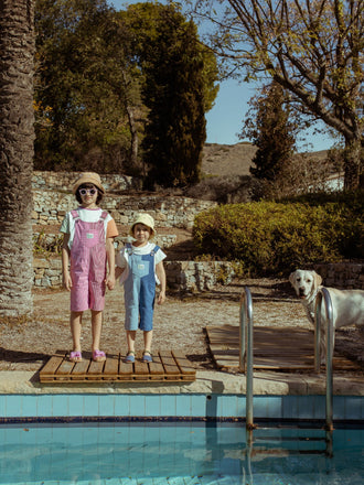 [Olivia ma 134 cm wzrostu i nosi ogrodniczki w rozmiarze 7-8 lat] dziecięce ogrodniczki w paski różowe watermelon stripes short dungaree dzieci stylizacje kapelusz kapelusze wakacje