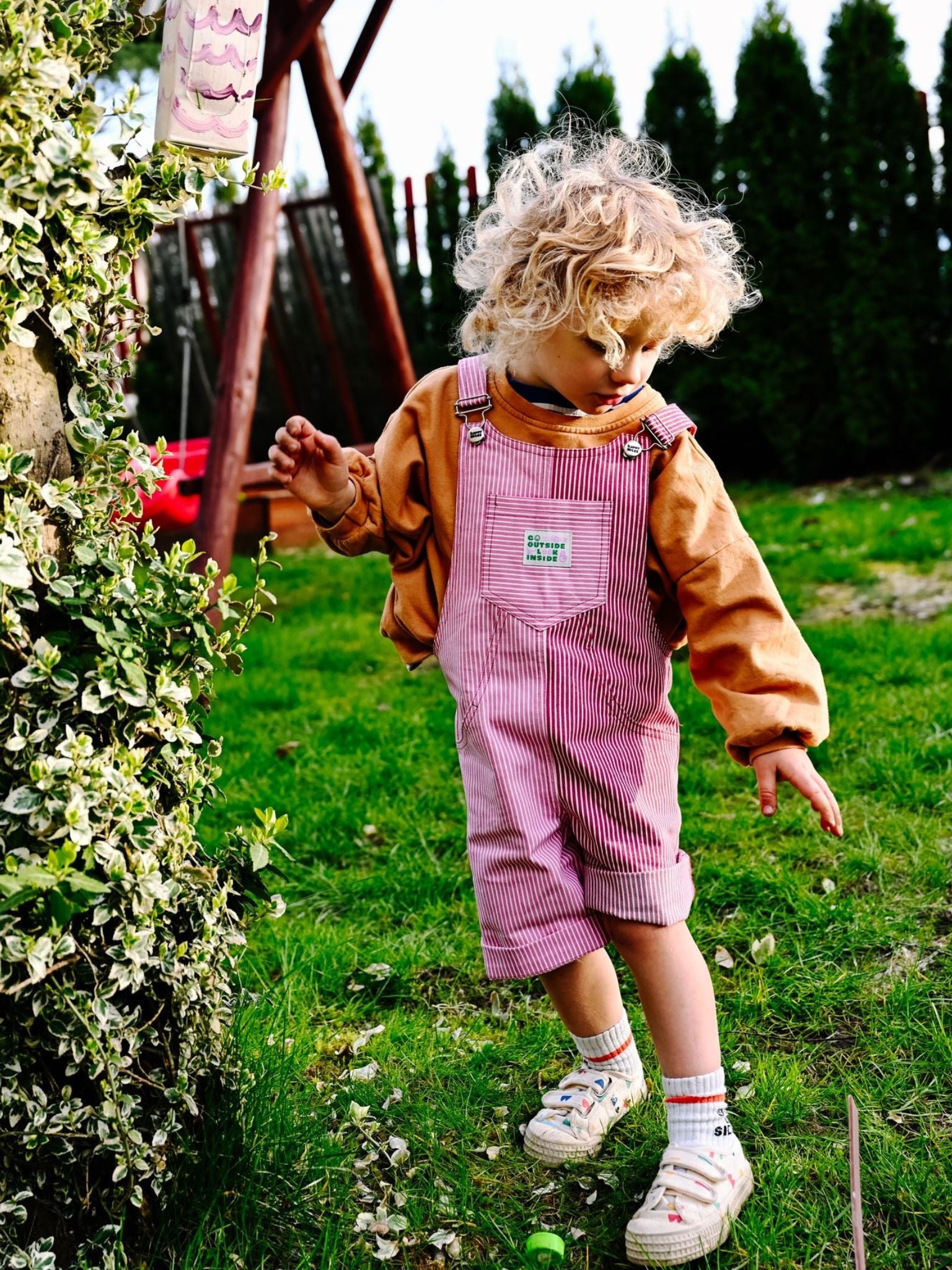 [Leo ma 100 cm wzrostu i nosi ogrodniczki w rozmiarze 5-6 lat] dziecięce ogrodniczki w paski różowe watermelon stripes short dungaree dziecko outfit 