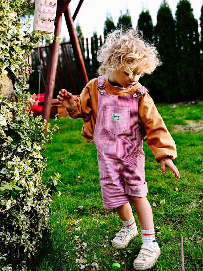 [pl][Modelka ma 100 cm i nosi rozmiar 5-6 lat] [en][The model is 100 cm and wears size 5-6 years] [de][Das Model ist 100 cm groß und trägt Größe 5-6 Jahre] dziecięce ogrodniczki w paski różowe watermelon stripes short dungaree dziecko outfit 