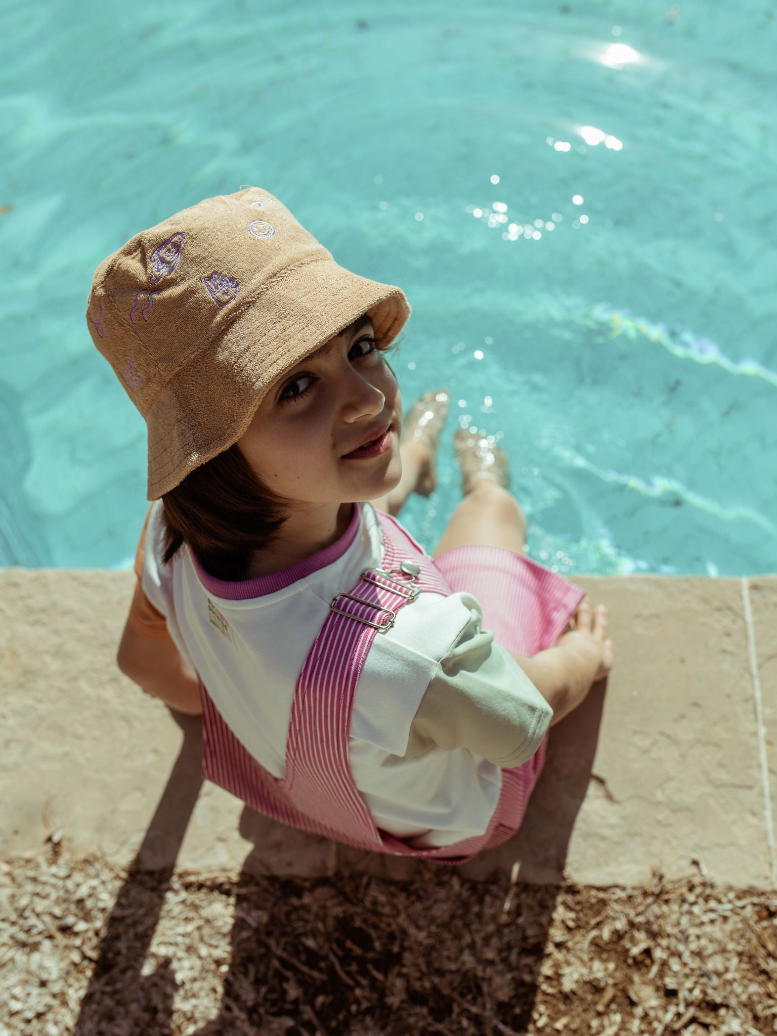 [Olivia ma 134 cm wzrostu i nosi ogrodniczki w rozmiarze 7-8 lat] dziecięce ogrodniczki w paski różowe watermelon stripes short dungaree kapelusz dziewczynka stylizacja