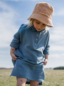 [Marcelinka nosi kapelusz w rozmiarze 6+] dziecięcy kapelusz frotowy karmelowy beżowy caramel bawełna organiczna organic cotton hat bucket fioletowy haft dziecko dziewczynka sukienka muślinowa