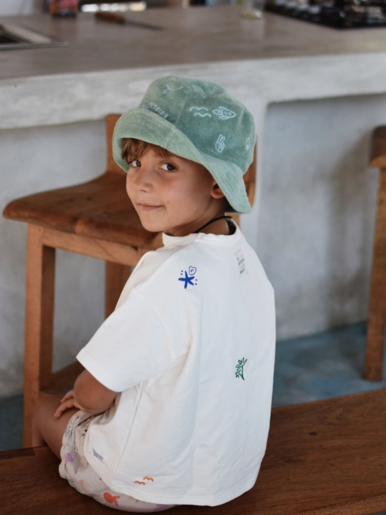 [Noa nosi kapelusz w rozmiarze 6+] dziecięcy kapelusz frotowy bawełna organiczna organic cotton hat bucket zielony cactus niebieski haft chłopiec stylizacja