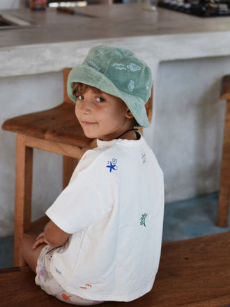 [Noa nosi kapelusz w rozmiarze 6+] dziecięcy kapelusz frotowy bawełna organiczna organic cotton hat bucket zielony cactus niebieski haft chłopiec stylizacja