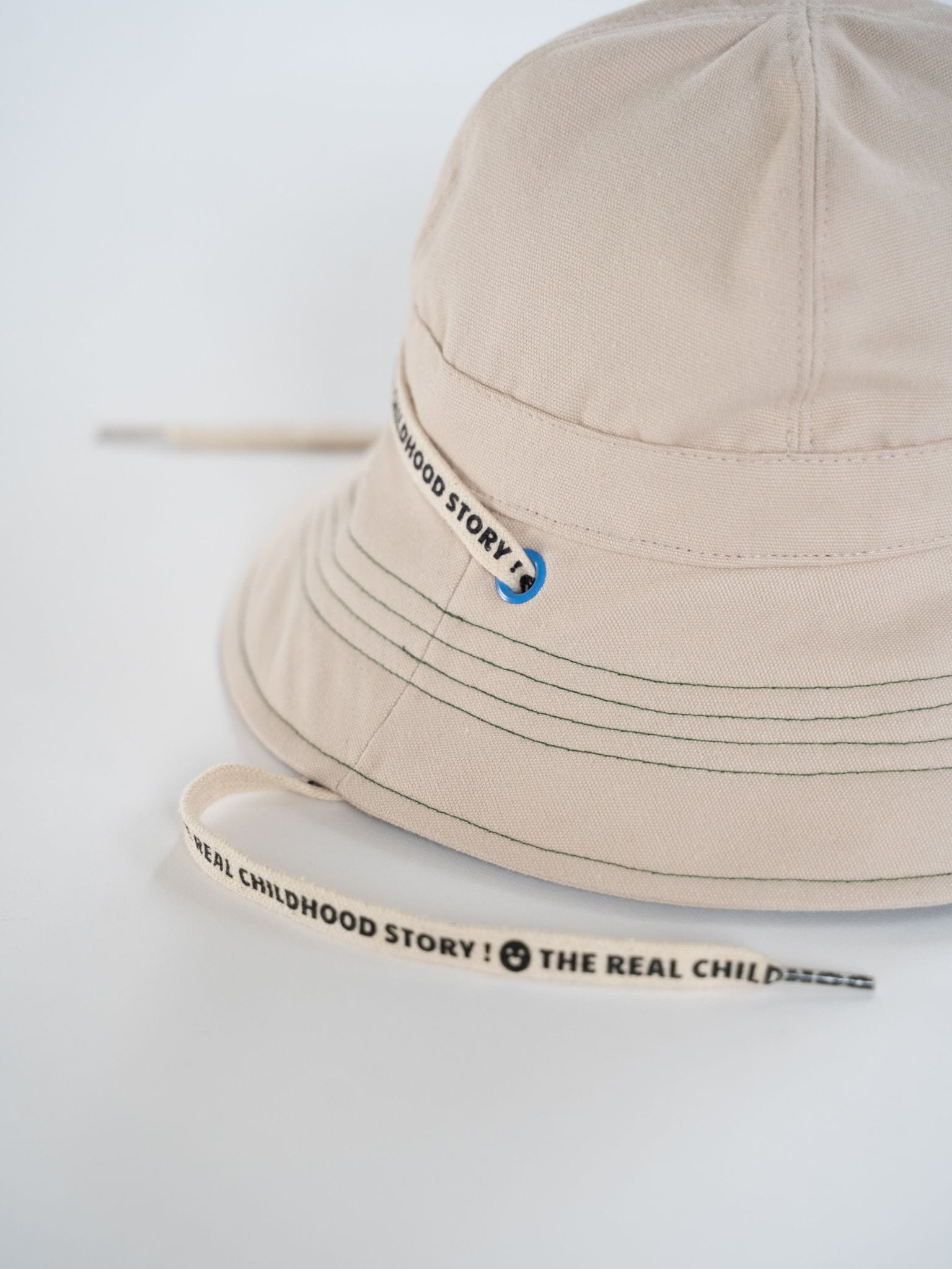 dziecięcy kapelusz beżowy bawełna organiczna bucket hat organic cotton niebieski haft sailor blue detal