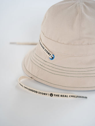 dziecięcy kapelusz beżowy bawełna organiczna bucket hat organic cotton niebieski haft sailor blue detal