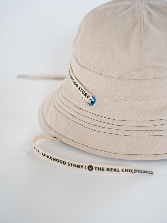dziecięcy kapelusz beżowy bawełna organiczna bucket hat organic cotton niebieski haft sailor blue detal