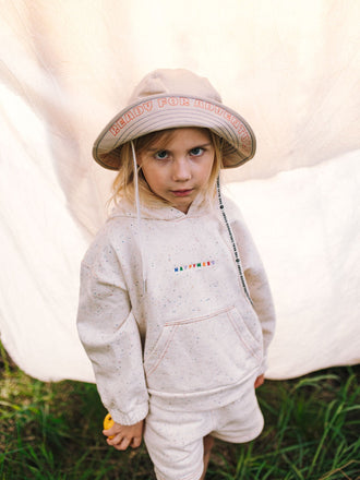 dziecięcy kapelusz beżowy bawełna organiczna pomarańczowy haft carrot juice dziecko bluza szorty confetti