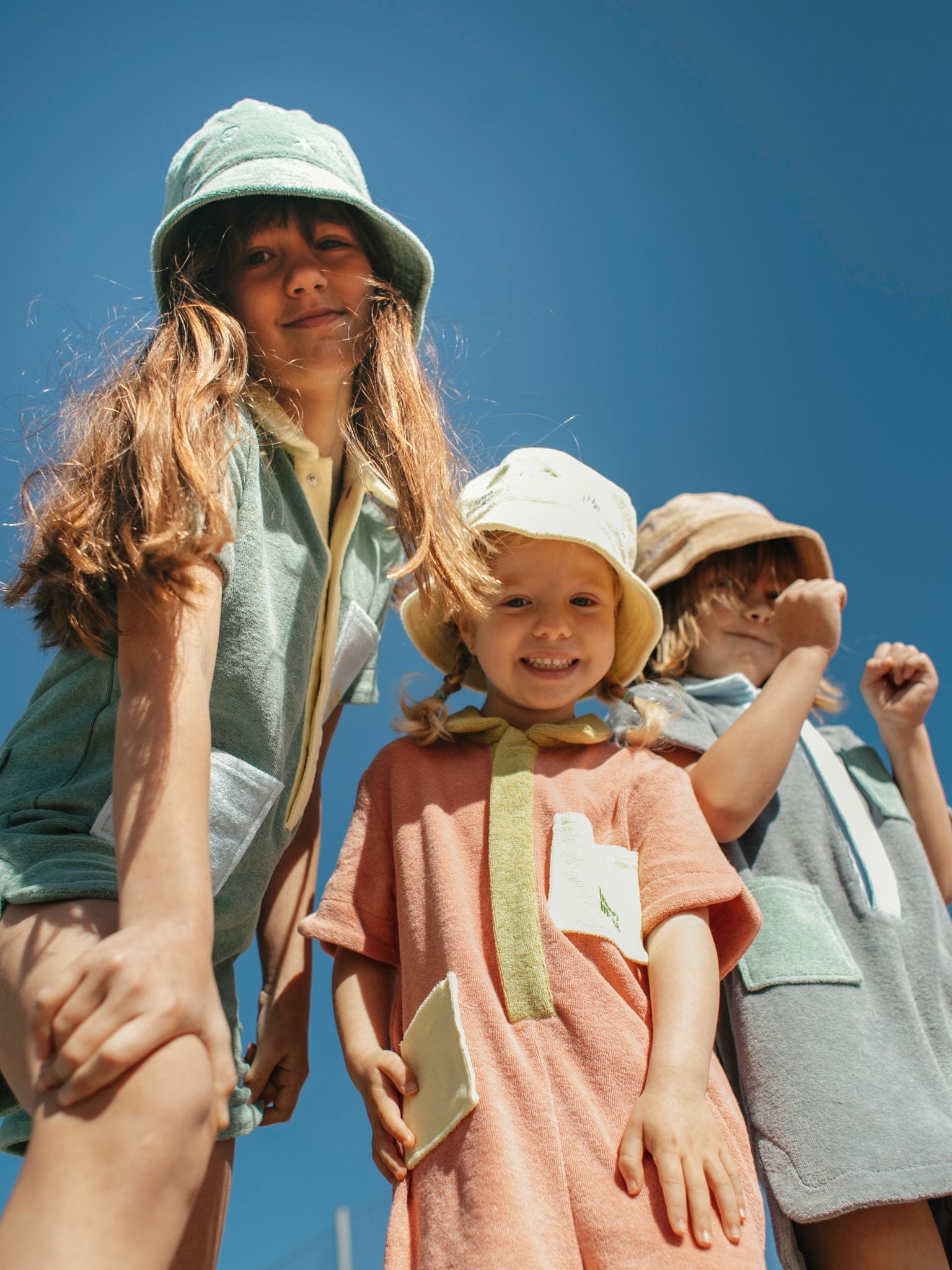dziecięcy kombinezon frotowy brzoskwiniowy peach bawełna organiczna organic cotton jumpsuit overall dzieci kombinezony kapelusz kapelusze