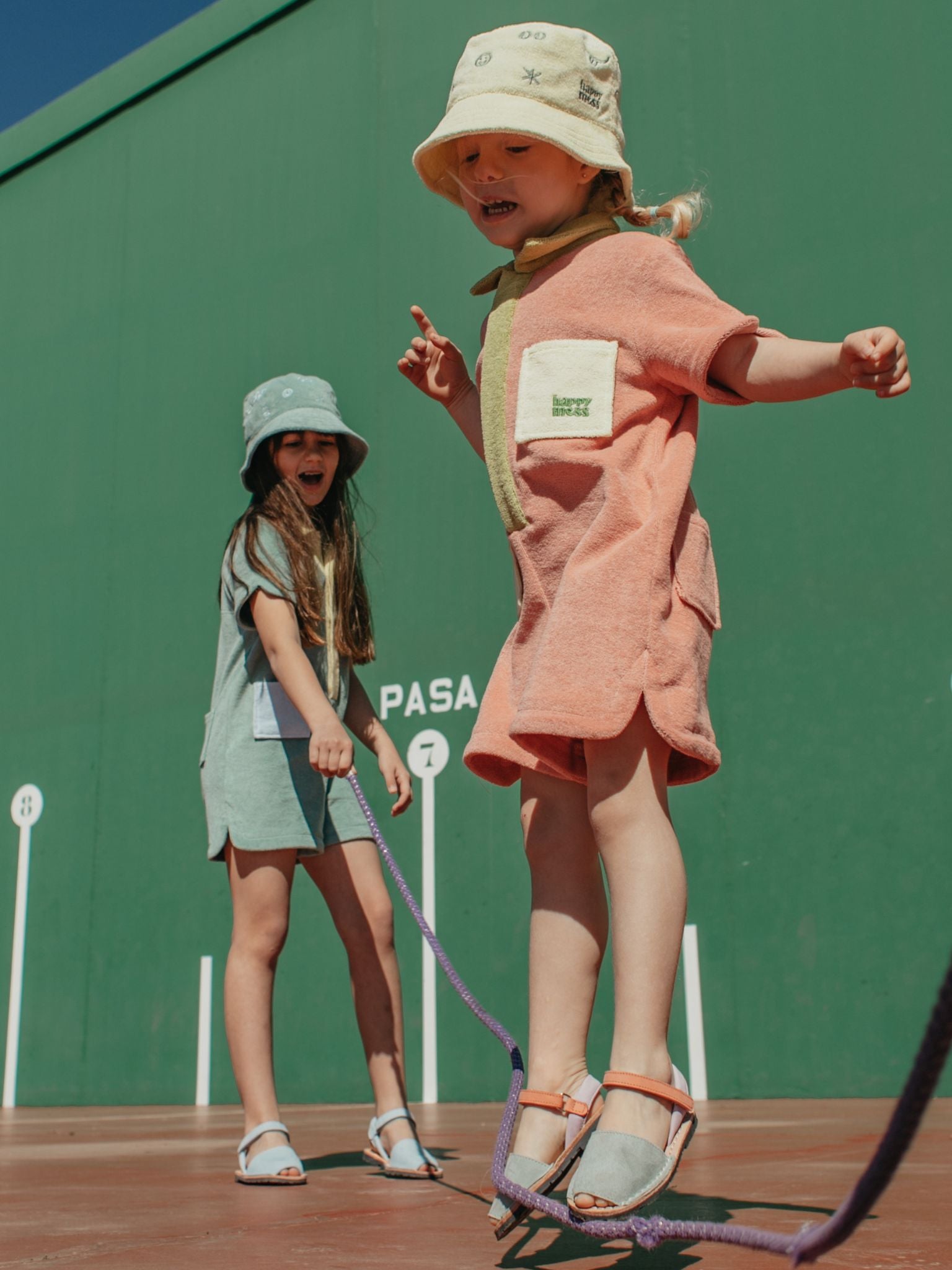 [Chloe ma 97 cm wzrostu i nosi kombinezon w rozmiarze 1-2 lata] dziecięcy kombinezon frotowy brzoskwiniowy peach bawełna organiczna organic cotton jumpsuit overall dzieci kapelusz