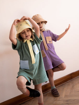 dziecięcy kombinezon frotowy bawełna organiczna organic cotton jumpsuit overall plum fioletowy dzieci kapelusz