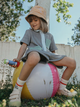 [Enzo ma 112 cm wzrostu i nosi kombinezon w rozmiarze 5-6 lat] dziecięcy kombinezon frotowy stone szary bawełna organiczna organic cotton jumpsuit overall dziecko kapelusz