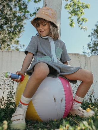 [Enzo ma 112 cm wzrostu i nosi kombinezon w rozmiarze 5-6 lat] dziecięcy kombinezon frotowy stone szary bawełna organiczna organic cotton jumpsuit overall dziecko kapelusz