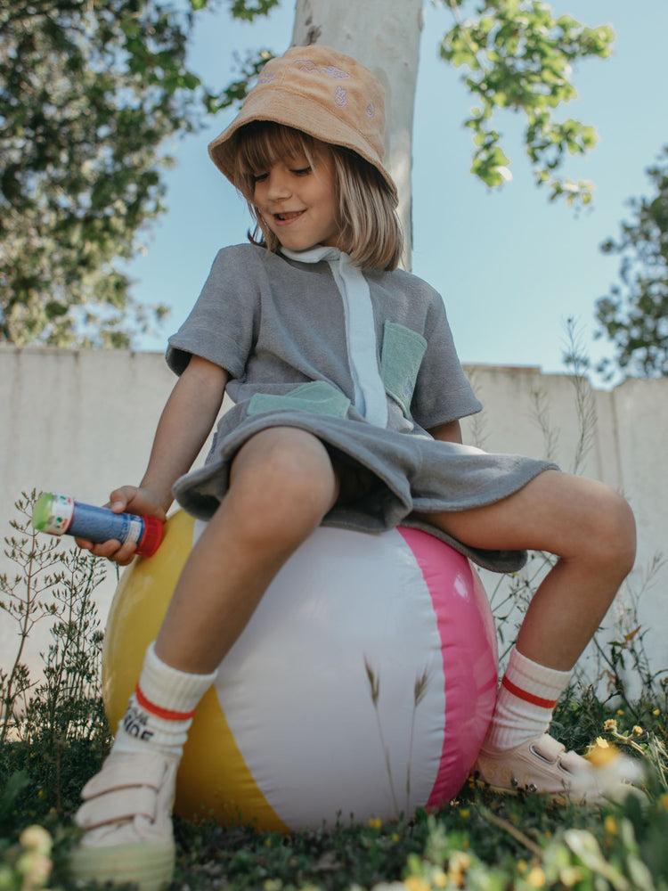 [pl][Modelka ma 112 cm i nosi rozmiar 5-6 lat] [en][The model is 112 cm and wears size 5-6 years] [de][Das Model ist 112 cm groß und trägt Größe 5-6 Jahre] dziecięcy kombinezon frotowy stone szary bawełna organiczna organic cotton jumpsuit overall dziecko kapelusz