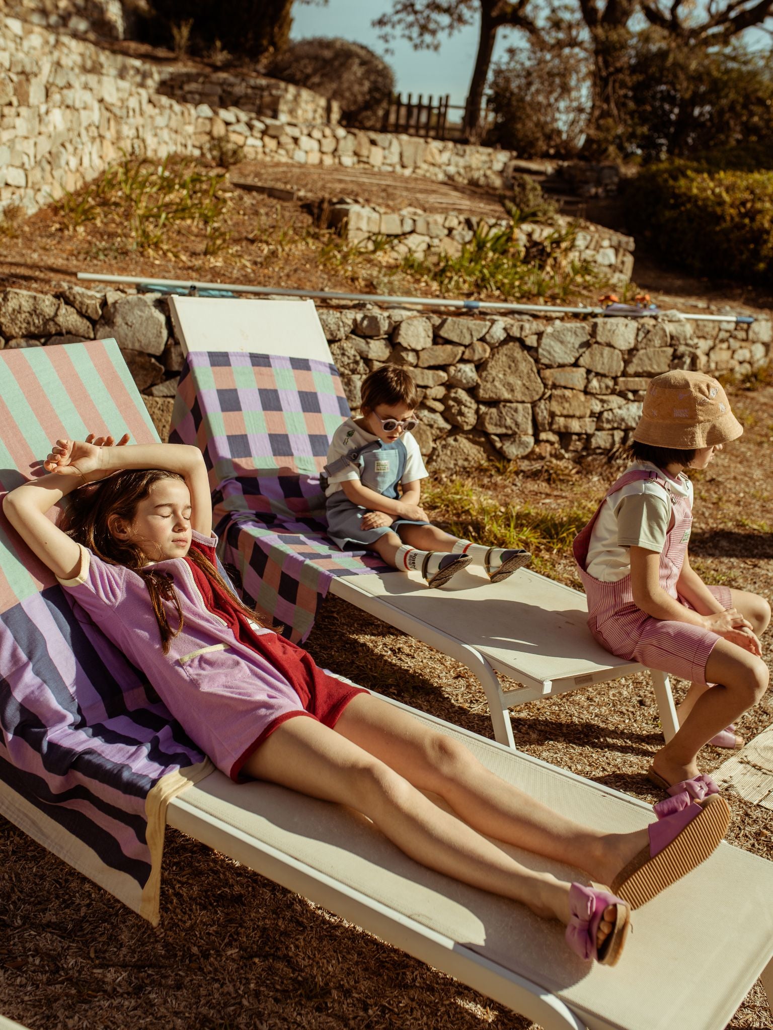 [Modelka ma 136 cm wzrostu i nosi rozmiar 9-10 lat] dziecięcy kombinezon frotowy colour block bawełna organiczna organic cotton terry jumpsuit overall dzieci wakacje otulacz ogrodniczki kalepusz