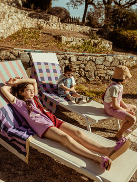 [Modelka ma 136 cm wzrostu i nosi rozmiar 9-10 lat] dziecięcy kombinezon frotowy colour block bawełna organiczna organic cotton terry jumpsuit overall dzieci wakacje otulacz ogrodniczki kalepusz