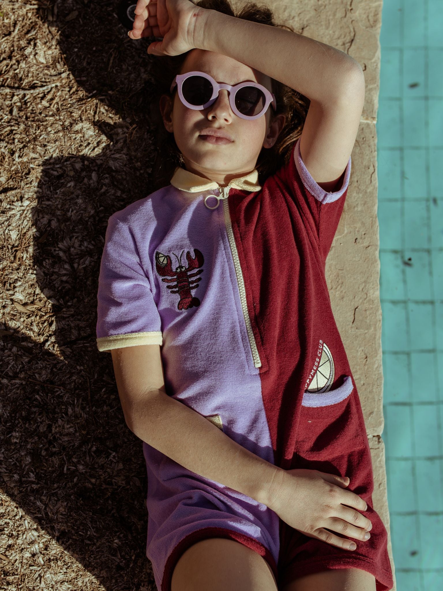 [Modelka ma 136 cm wzrostu i nosi rozmiar 9-10 lat] dziecięcy kombinezon frotowy colour block bawełna organiczna organic cotton terry jumpsuit overall dziewczynka wakacje