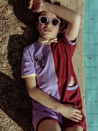 [Modelka ma 136 cm wzrostu i nosi rozmiar 9-10 lat] dziecięcy kombinezon frotowy colour block bawełna organiczna organic cotton terry jumpsuit overall dziewczynka wakacje