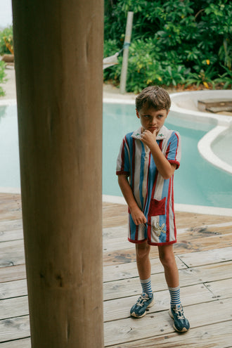 [Model ma 122 cm wzrostu i nosi rozmiar 9-10 lat] dziecięcy kombinezon frotowy w paski marina stripes bawełna organiczna terry overall jumpsuit organic cotton chłopiec