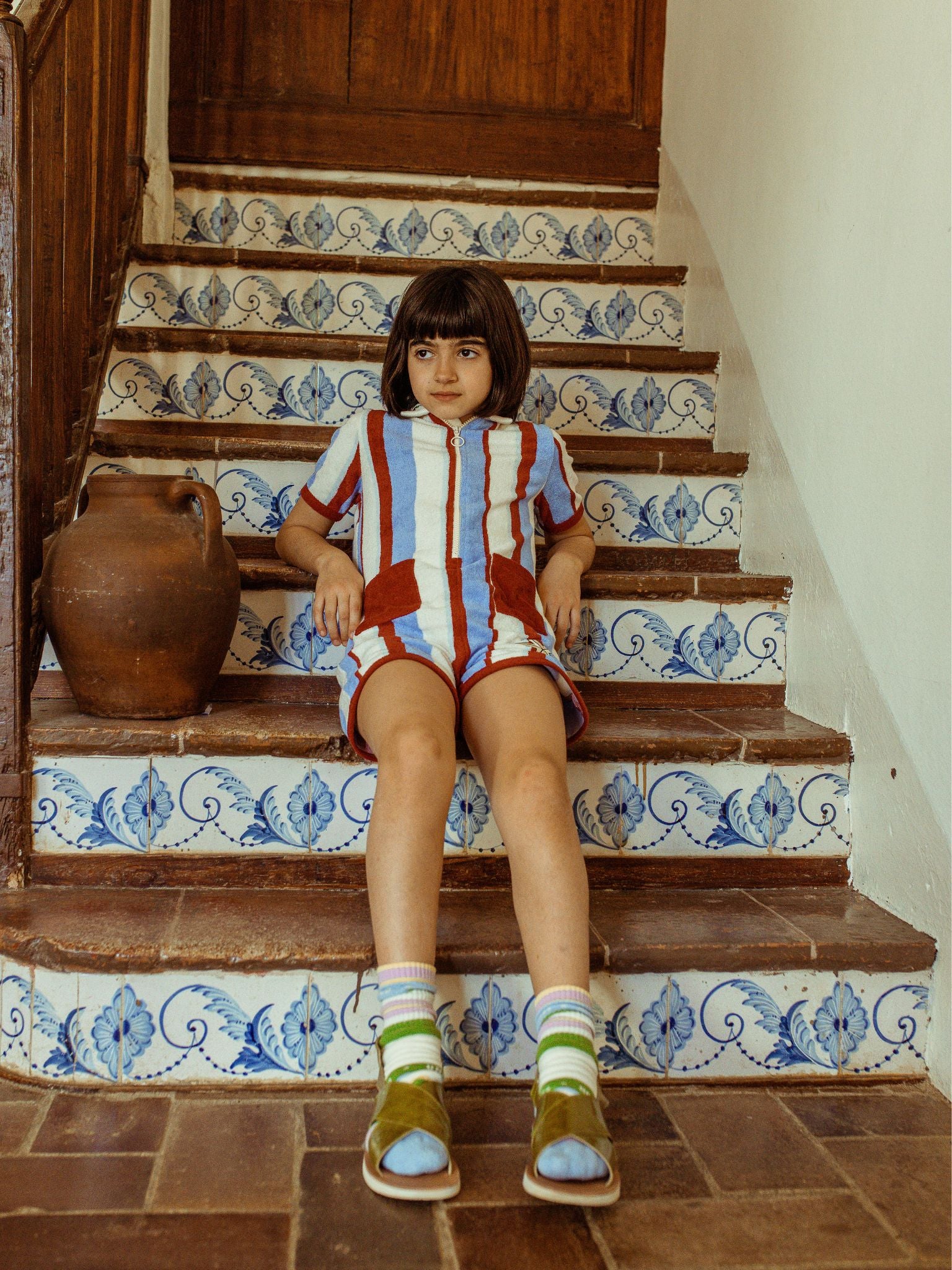 [Modelka ma 132 cm wzrostu i nosi kombinezon w rozmiarze 7-8 lat] dziecięcy kombinezon frotowy w paski marina stripes bawełna organiczna terry overall jumpsuit organic cotton dziewczynka dziecko