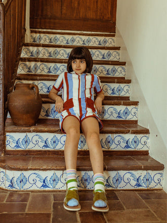 [Modelka ma 132 cm wzrostu i nosi kombinezon w rozmiarze 7-8 lat] dziecięcy kombinezon frotowy w paski marina stripes bawełna organiczna terry overall jumpsuit organic cotton dziewczynka dziecko