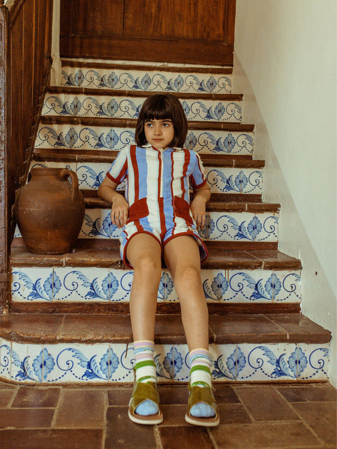 [pl][Modelka ma 132 cm i nosi rozmiar 7-8 lat] [en][The model is 132 cm and wears size 7-8 years] [de][Das Model ist 132 cm groß und trägt Größe 7-8 Jahre] dziecięcy kombinezon frotowy w paski marina stripes bawełna organiczna terry overall jumpsuit organic cotton dziewczynka dziecko