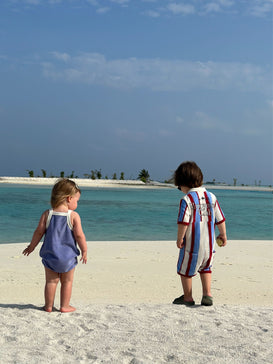 [Model ma 101 cm wzrostu i nosi kombinezon w rozmiarze 5-6 lat] dziecięcy kombinezon frotowy w paski marina stripes bawełna organiczna terry overall jumpsuit organic cotton dzieci wakacje romper 