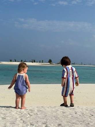 [Model ma 101 cm wzrostu i nosi kombinezon w rozmiarze 5-6 lat] dziecięcy kombinezon frotowy w paski marina stripes bawełna organiczna terry overall jumpsuit organic cotton dzieci wakacje romper 