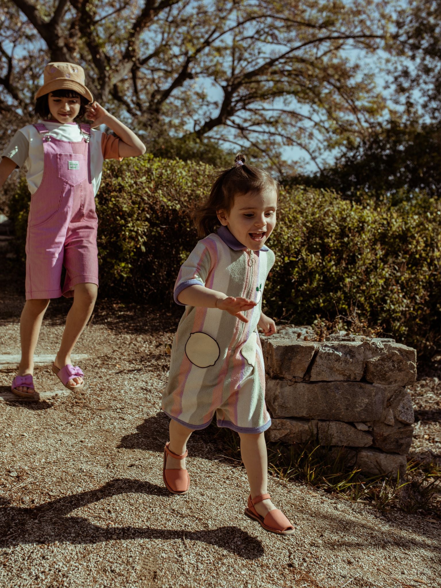 [Blau ma 2.5 roku, 91 cm wzrostu i nosi kombinezon w rozmiarze 2-3 lata] dziecięcy kombinezon frotowy bwełna organiczna paski tropical stripes organic cotton jumpsuit overall dziewczynka dzieci ogrodniczki kapelusz