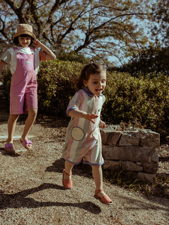 [Blau ma 2.5 roku, 91 cm wzrostu i nosi kombinezon w rozmiarze 2-3 lata] dziecięcy kombinezon frotowy bwełna organiczna paski tropical stripes organic cotton jumpsuit overall dziewczynka dzieci ogrodniczki kapelusz