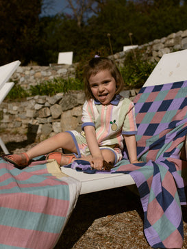 [Blau ma 2.5 roku, 91 cm wzrostu i nosi kombinezon w rozmiarze 2-3 lata] dziecięcy kombinezon frotowy bwełna organiczna paski tropical stripes organic cotton jumpsuit overall dziewczyna dziecko otulacz