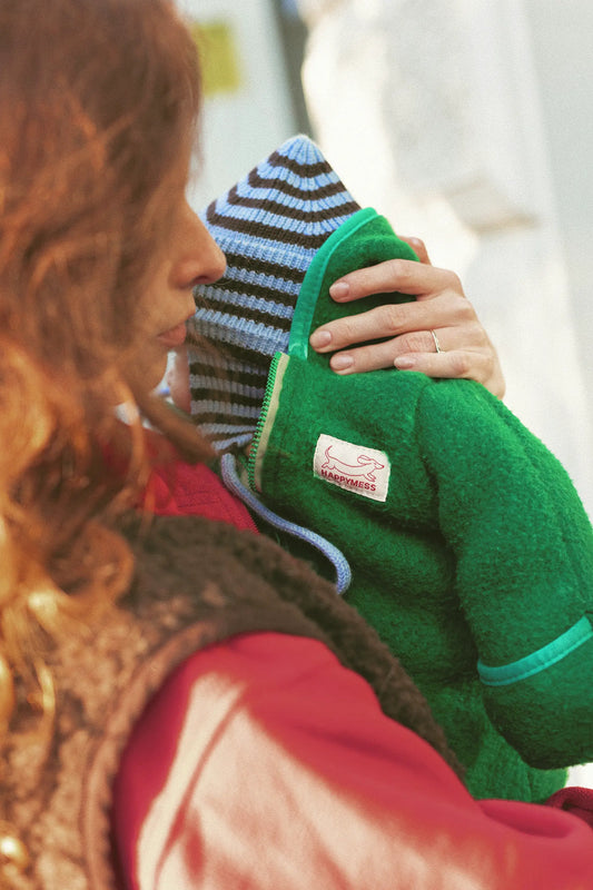 dziecięcy kombinezon wełna merino forest green zielony wool overall jumpsuit detal jamnik logo czapka