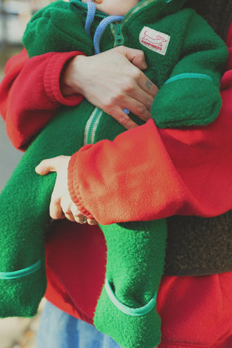 dziecięcy kombinezon wełna merino forest green zielony wool overall jumpsuit detal jamnik logo