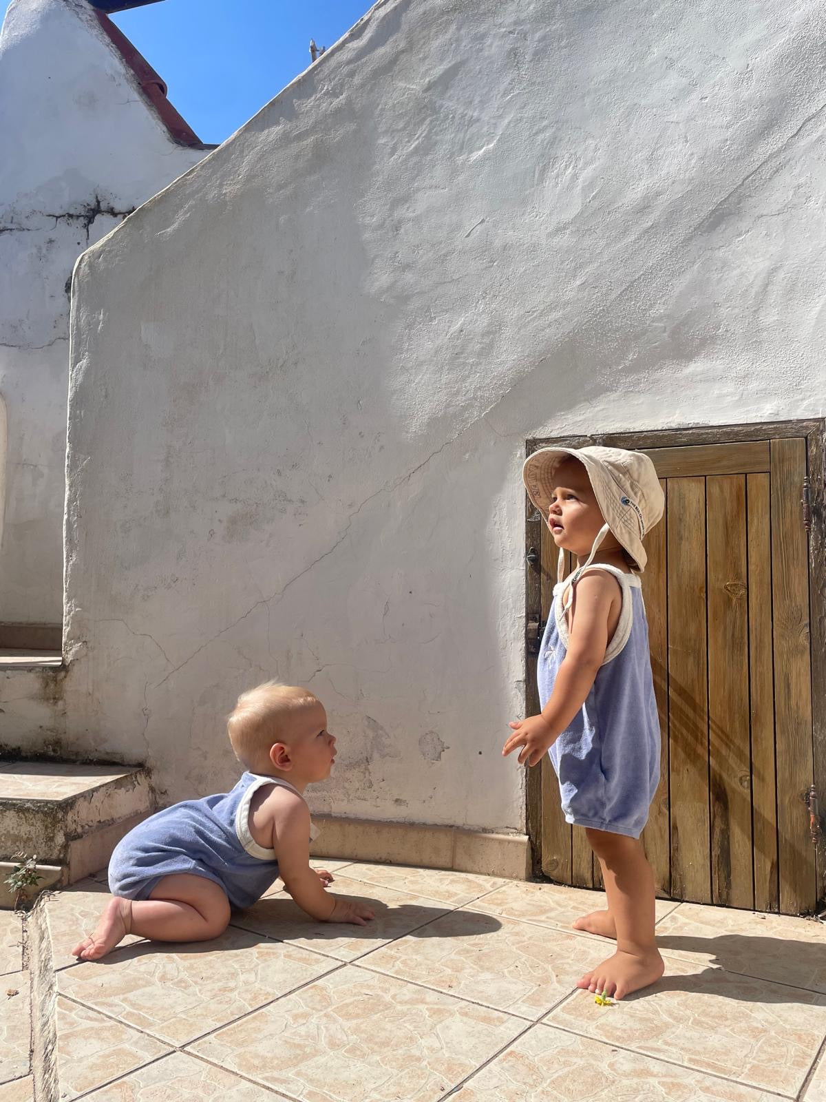 dziecięcy romper frotowy niebieski bawełna organiczna berry breeze organic cotton dzieci wakacje kapelusz