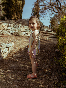 dziecięcy romper frotowy w paski bawełna organiczna sunset stripes terry dziecko wakacje sandałki minorki