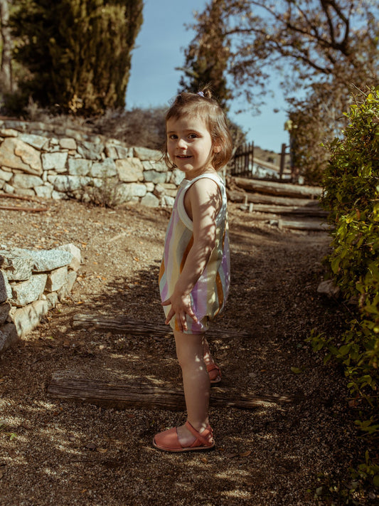 dziecięcy romper frotowy w paski bawełna organiczna sunset stripes terry dziecko wakacje sandałki minorki