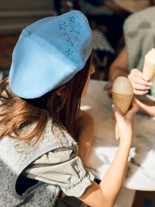 dziecięcy beret wełniany niebieski blue stars wool dziewczynka kamizelka stone grey sukienka w kratkę