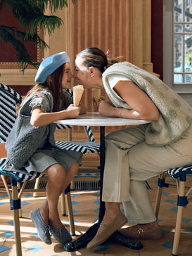 dziecięcy beret wełniany niebieski blue stars wool dziecko dziewczynka mama outfit stylizacje kamizelka sukienka foggy brown