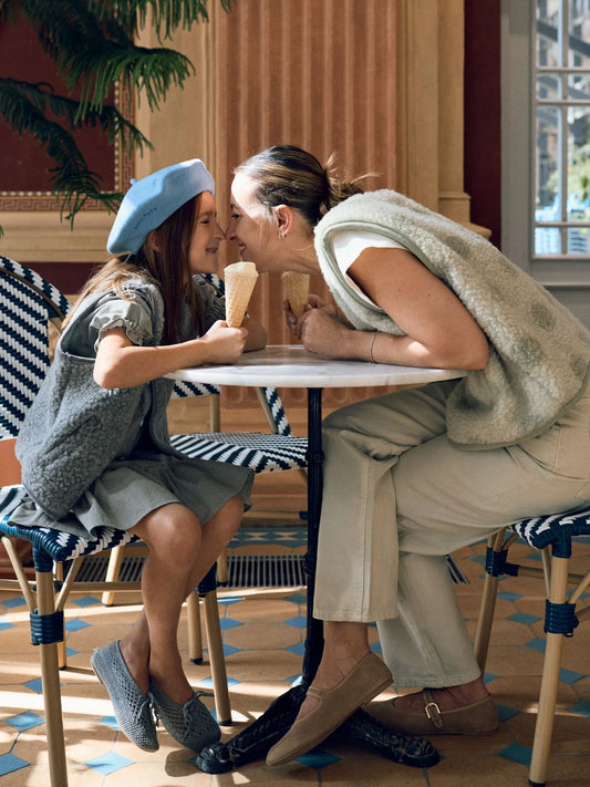 dziecięcy beret wełniany niebieski blue stars wool dziecko dziewczynka mama outfit stylizacje kamizelka sukienka foggy brown