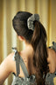frotka do włosów scrunchie gumka w kratkę vichy brązowa foggy brown stylizacja modelka