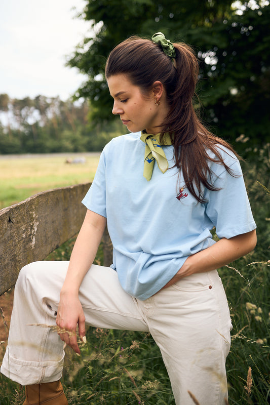 frotka do włosów scrunchie gumka w kratkę vichy matcha green zielona modelka stylizacja t-shirt statement bandana